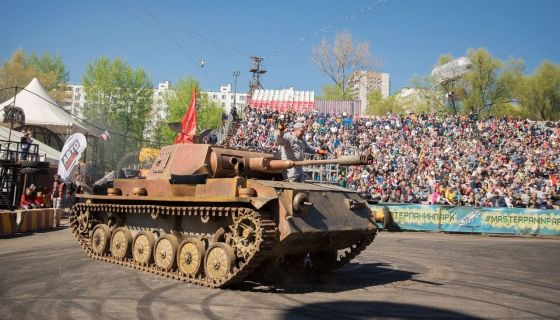 Шоу каскадёров «Танки против монстр-траков»