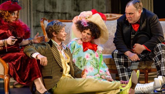 Спектакль «За двумя зайцами»