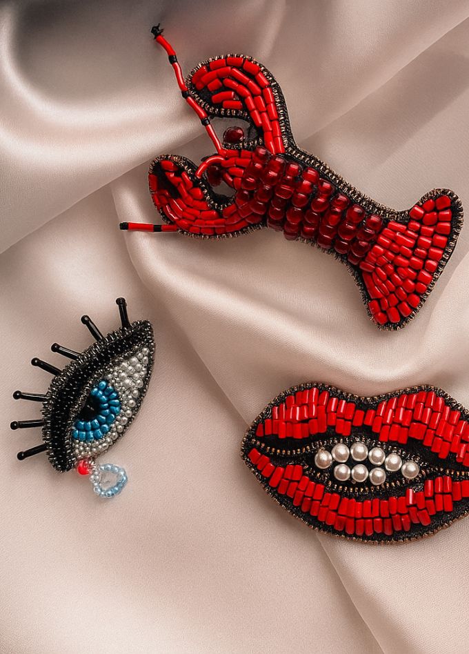 Броши с характером: сюрреализм на булавке