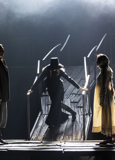 Светит, да не греет