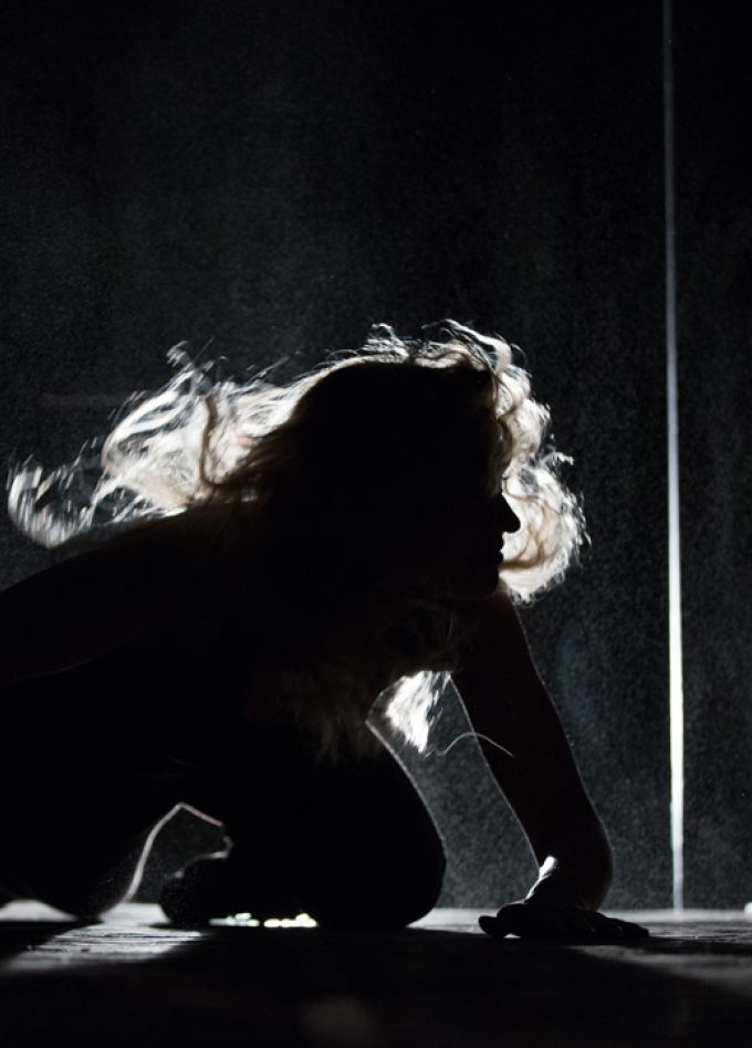 За закрытыми дверями