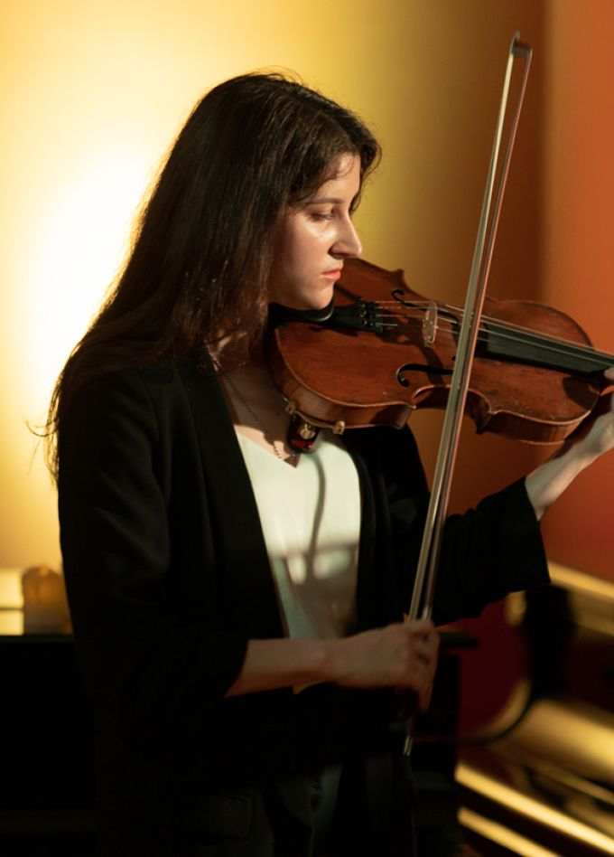 Скрипка Паганини при свечах