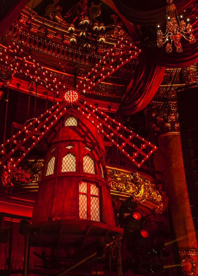 Новогодний карнавал в «Мулен Руж»