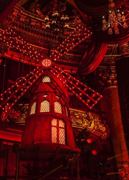 Новогодний карнавал в «Мулен Руж»