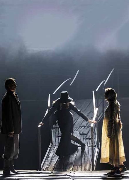 Светит, да не греет