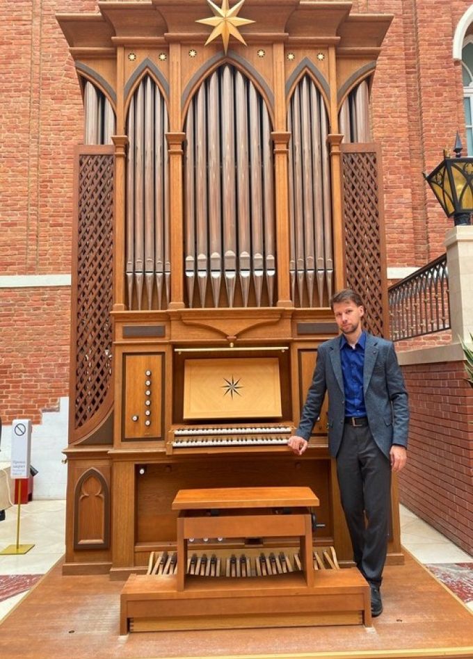 Старинный орган в англиканском соборе. Вселенная Моцарта