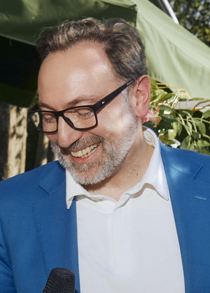 Живой француз поёт свою Францию