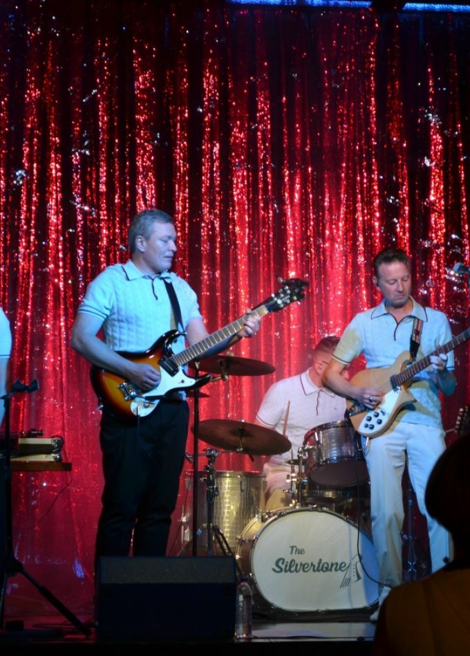 The Silvertonez / Everybody But Us