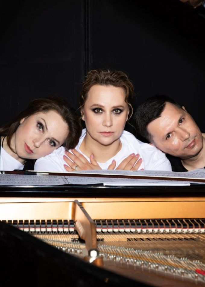 ОниЧитаютСтихи