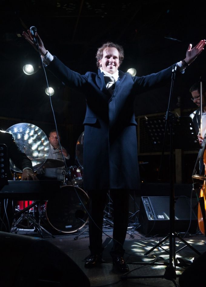 Алекс Абра. Sinatra Christmas