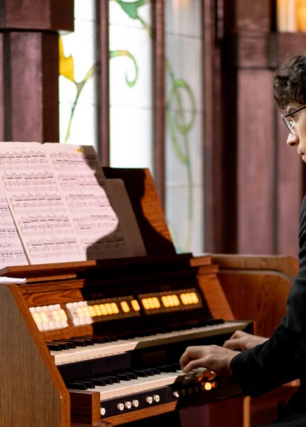 Утро в особняке. Кофе, друзья, орган