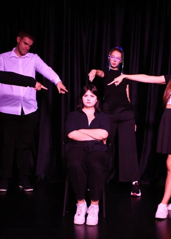 Яна всем нравится. Нет