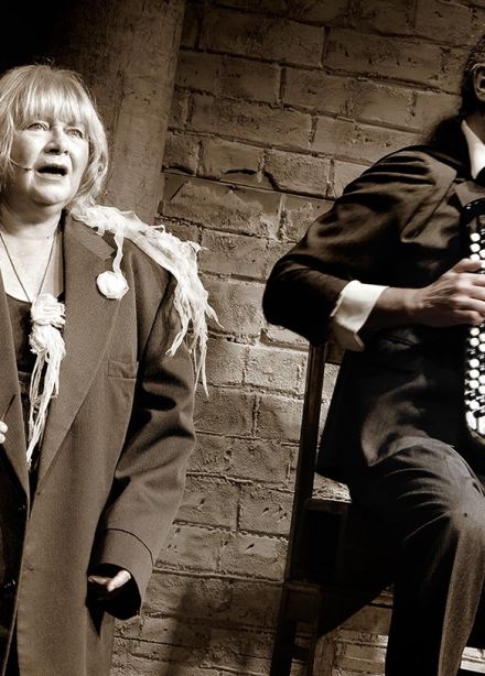 Перед киносеансом. Три музыканта и моя Марусечка