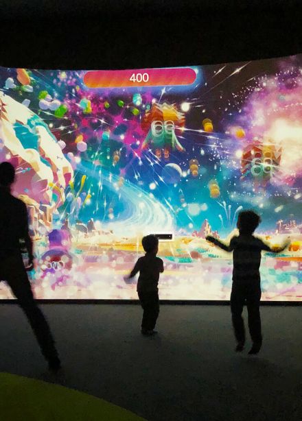 Мультимедийное путешествие в Hello Park