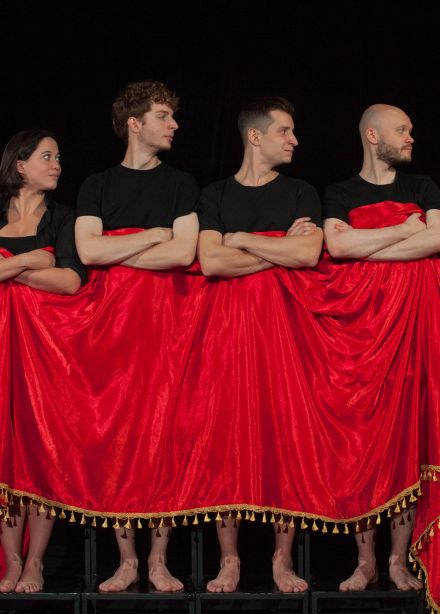 Моня Цацкес — знаменосец