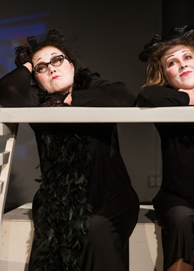 Две дамочки в активном поиске