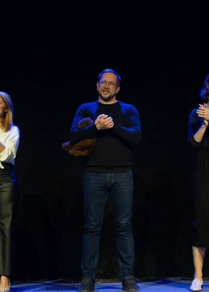 Взрослые снаружи