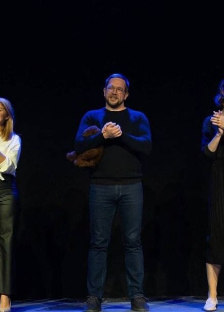 Взрослые снаружи