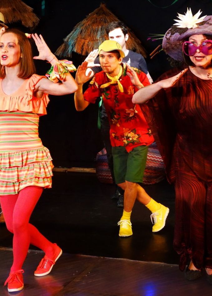 Любопытный слонёнок