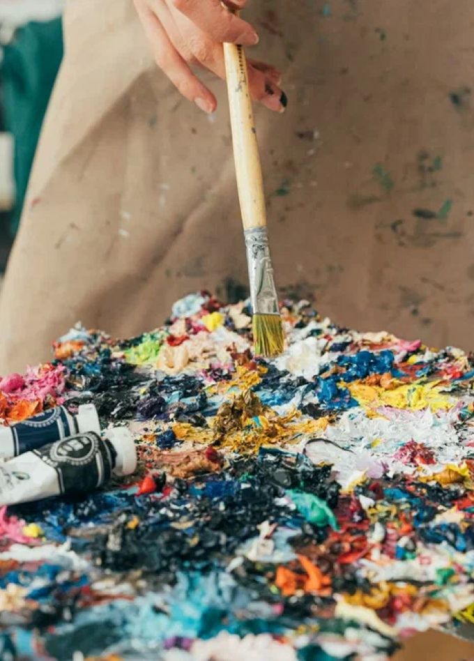 В мастерской миниатюриста