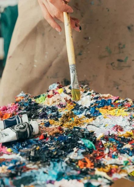 В мастерской миниатюриста