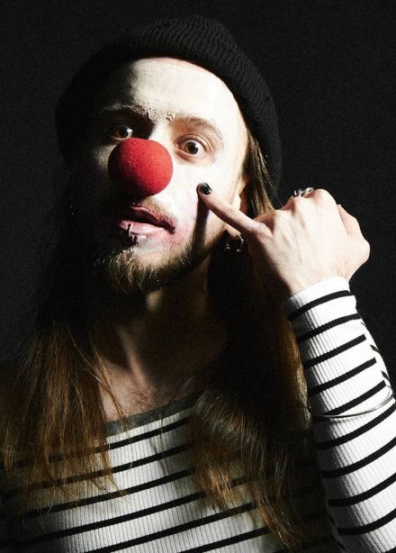 Денис Антипин балуется со зрителями