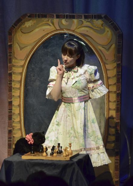 Спектакль «Алиса в Зазеркалье»