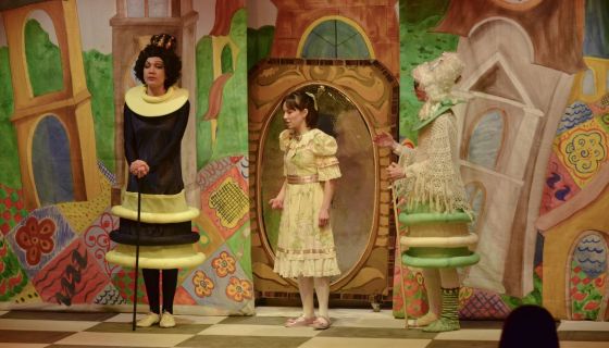 Спектакль «Алиса в Зазеркалье»