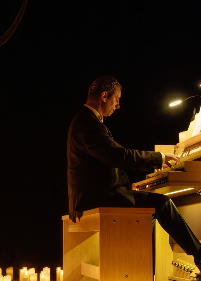 Орган и арфа при свечах