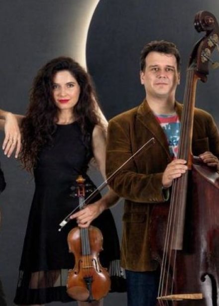 Лунное затмение. Оркестр при свечах