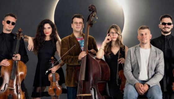 Лунное затмение. Оркестр при свечах