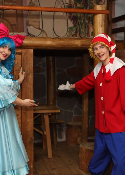 Буратино и Мальвина встречают гостей