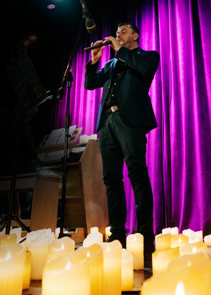 Дудук в сиянии свечей