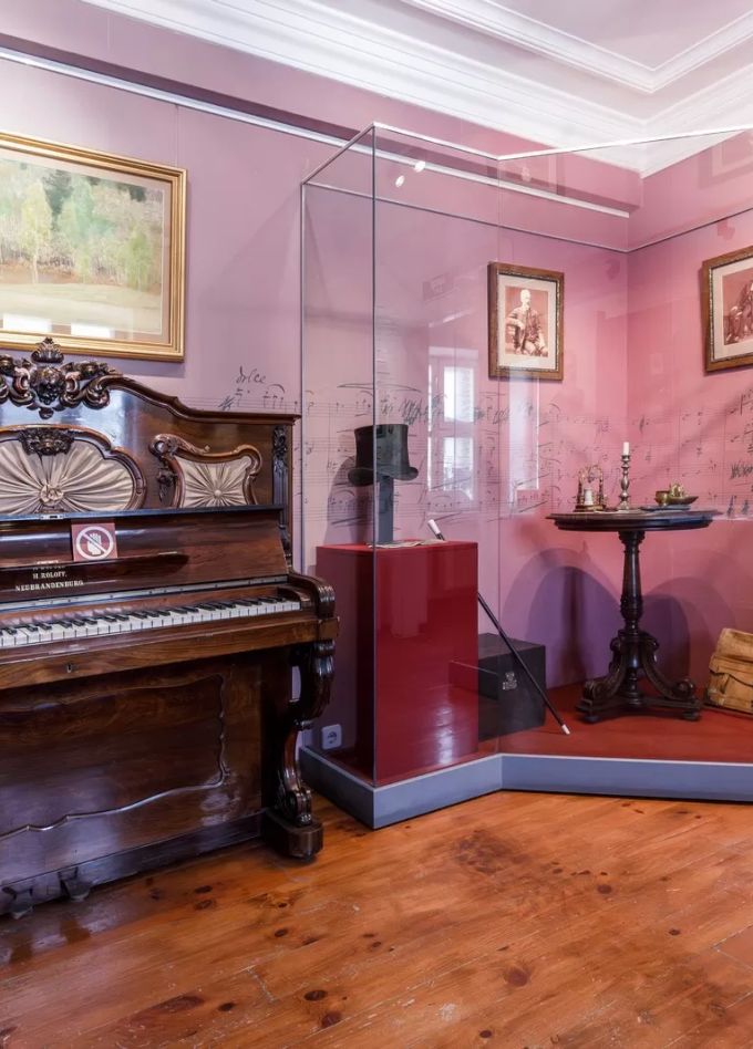 Экспозиция и временные выставки музея Чайковского