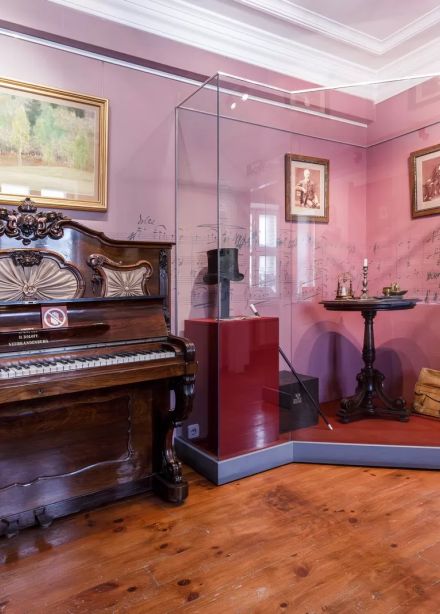 Экспозиция и временные выставки музея Чайковского