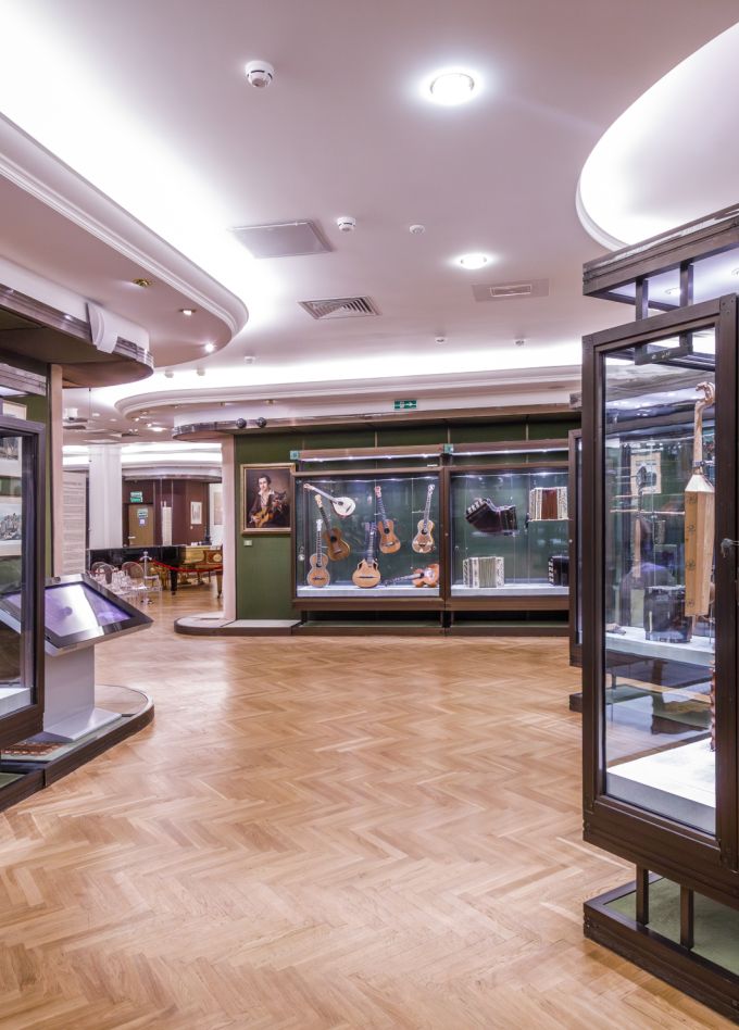 Экспозиция и временные выставки Музея музыки (за исключением «Музыкальная эволюция: от камней до нейросети»)