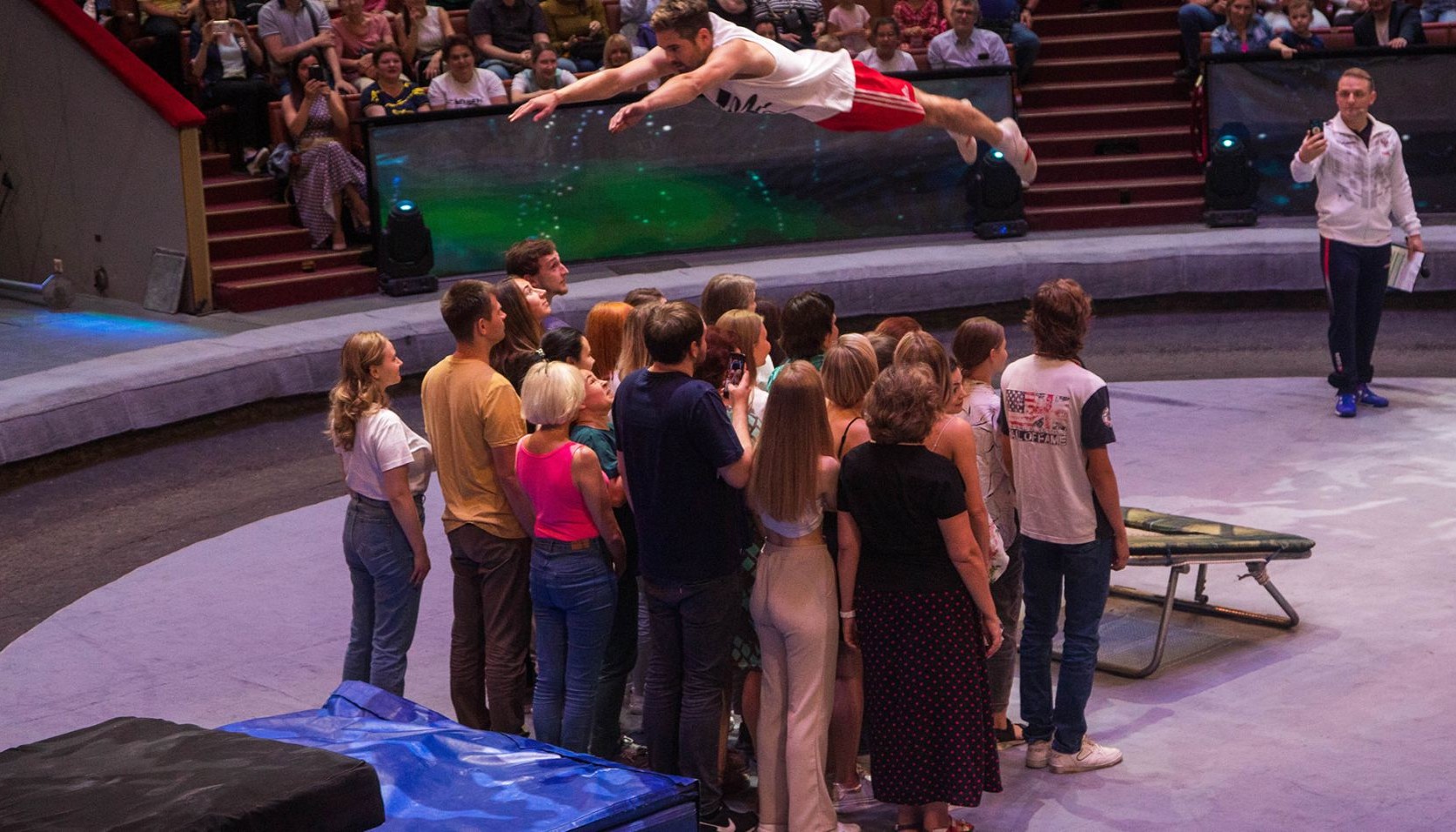 Открытая репетиция братьев запашных. Открытая репетиция братьев запашных. Цирк братьев запашных на фонтанке. Вечерний ургант запашные с тигром. Открытая репетиция запашных.